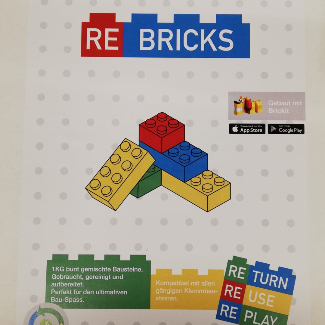 DieGuteMinute's tweet photo. 🪀Zukunftsweisend? #Secondhand-Spielbausteine im Supermarkt🏗
#Rebricks sind gebrauchte, gereinigte #Lego -, bzw. andere kompatible Spielbausteine. Die Migros verkauft sie in stapelbaren, wiederverwendbaren 1-Kilogramm-Boxen.
Mehr dazu: https://t.co/3Ozh2AST6o
#enkeltauglich https://t.co/tSabdNbxo6