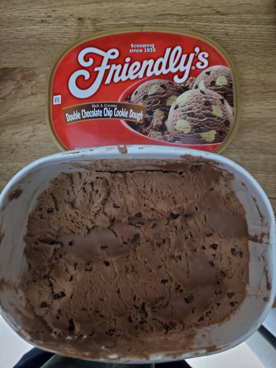 chrisnobes1's tweet photo. @Friendlys Not sure if you have this flavor or not but my double chocolate chip cookie dough didn't come with any cookie dough. 🙂 https://t.co/9itSrEIBqh