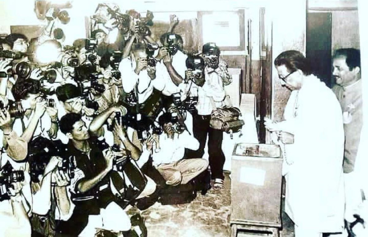 jaysarpotdar's tweet photo. शिवसेना नेते, मा. खासदार 
स्व.मधुकर (दादा) सरपोतदार 
यांच्या ९१ व्या जयंती निमित्त 
विनम्र अभिवादन🙏🏻 https://t.co/41JYqt267L