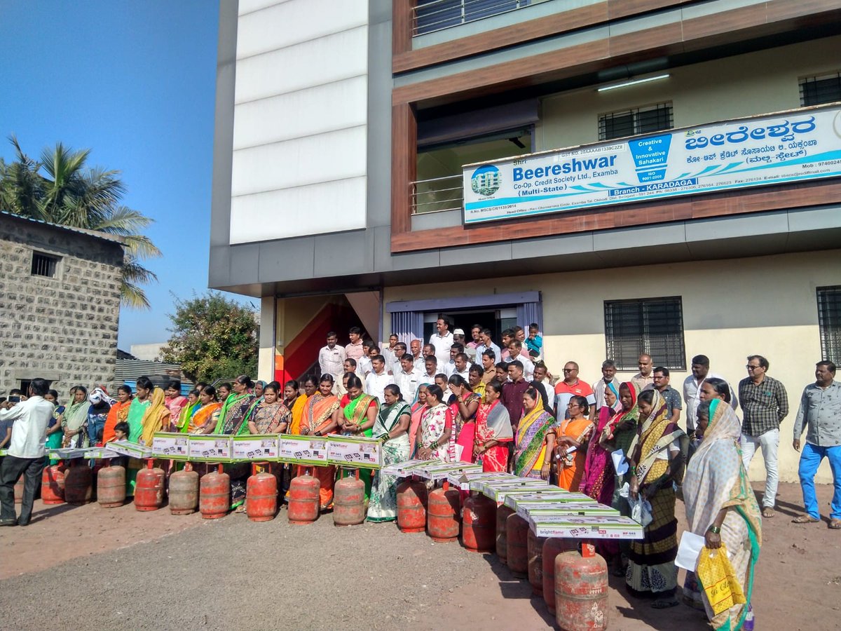 ShashikalaJolle's tweet image. ನಿಪ್ಪಾಣಿ ಮತಕ್ಷೇತ್ರದ ಕಾರದಗಾ ಗ್ರಾಮದಲ್ಲಿ, ಸನ್ಮಾನ್ಯ ಪ್ರಧಾನಮಂತ್ರಿಗಳಾದ ಶ್ರೀ ನರೇಂದ್ರ ಮೋದಿಜಿ ಅವರ ಮಹತ್ವಕಾಂಕ್ಷೆಯ ‘ಉಜ್ವಲಾ ಯೋಜನೆ’ಯಡಿ 92 ಫಲಾನುಭವಿಗಳಿಗೆ ಉಚಿತ ಗ್ಯಾಸ್ ಸಿಲಿಂಡರ್ ಗಳನ್ನು ನನ್ನ ಅನುಪಸ್ಥಿತಿಯಲ್ಲಿ ಊರಿನ ಹಿರಿಯರು, ಗಣ್ಯರು, ಸ್ಥಳೀಯ ಮುಖಂಡರು ವಿತರಿಸಿದರು.
#Nipani | #Karadaga | #NipaniMLA