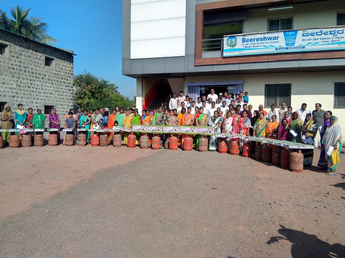 ShashikalaJolle's tweet image. ನಿಪ್ಪಾಣಿ ಮತಕ್ಷೇತ್ರದ ಕಾರದಗಾ ಗ್ರಾಮದಲ್ಲಿ, ಸನ್ಮಾನ್ಯ ಪ್ರಧಾನಮಂತ್ರಿಗಳಾದ ಶ್ರೀ ನರೇಂದ್ರ ಮೋದಿಜಿ ಅವರ ಮಹತ್ವಕಾಂಕ್ಷೆಯ ‘ಉಜ್ವಲಾ ಯೋಜನೆ’ಯಡಿ 92 ಫಲಾನುಭವಿಗಳಿಗೆ ಉಚಿತ ಗ್ಯಾಸ್ ಸಿಲಿಂಡರ್ ಗಳನ್ನು ನನ್ನ ಅನುಪಸ್ಥಿತಿಯಲ್ಲಿ ಊರಿನ ಹಿರಿಯರು, ಗಣ್ಯರು, ಸ್ಥಳೀಯ ಮುಖಂಡರು ವಿತರಿಸಿದರು.
#Nipani | #Karadaga | #NipaniMLA