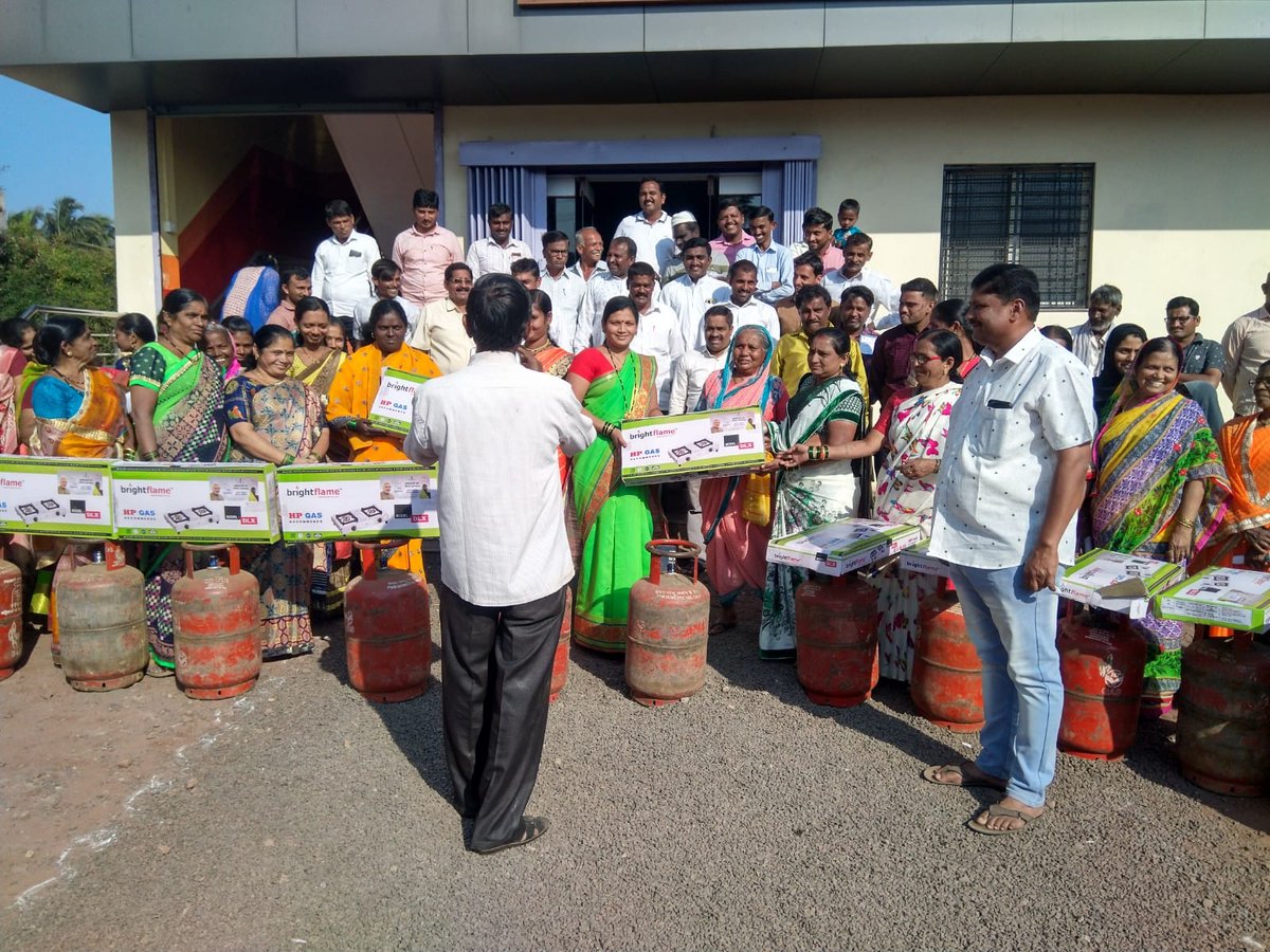 ShashikalaJolle's tweet image. ನಿಪ್ಪಾಣಿ ಮತಕ್ಷೇತ್ರದ ಕಾರದಗಾ ಗ್ರಾಮದಲ್ಲಿ, ಸನ್ಮಾನ್ಯ ಪ್ರಧಾನಮಂತ್ರಿಗಳಾದ ಶ್ರೀ ನರೇಂದ್ರ ಮೋದಿಜಿ ಅವರ ಮಹತ್ವಕಾಂಕ್ಷೆಯ ‘ಉಜ್ವಲಾ ಯೋಜನೆ’ಯಡಿ 92 ಫಲಾನುಭವಿಗಳಿಗೆ ಉಚಿತ ಗ್ಯಾಸ್ ಸಿಲಿಂಡರ್ ಗಳನ್ನು ನನ್ನ ಅನುಪಸ್ಥಿತಿಯಲ್ಲಿ ಊರಿನ ಹಿರಿಯರು, ಗಣ್ಯರು, ಸ್ಥಳೀಯ ಮುಖಂಡರು ವಿತರಿಸಿದರು.
#Nipani | #Karadaga | #NipaniMLA