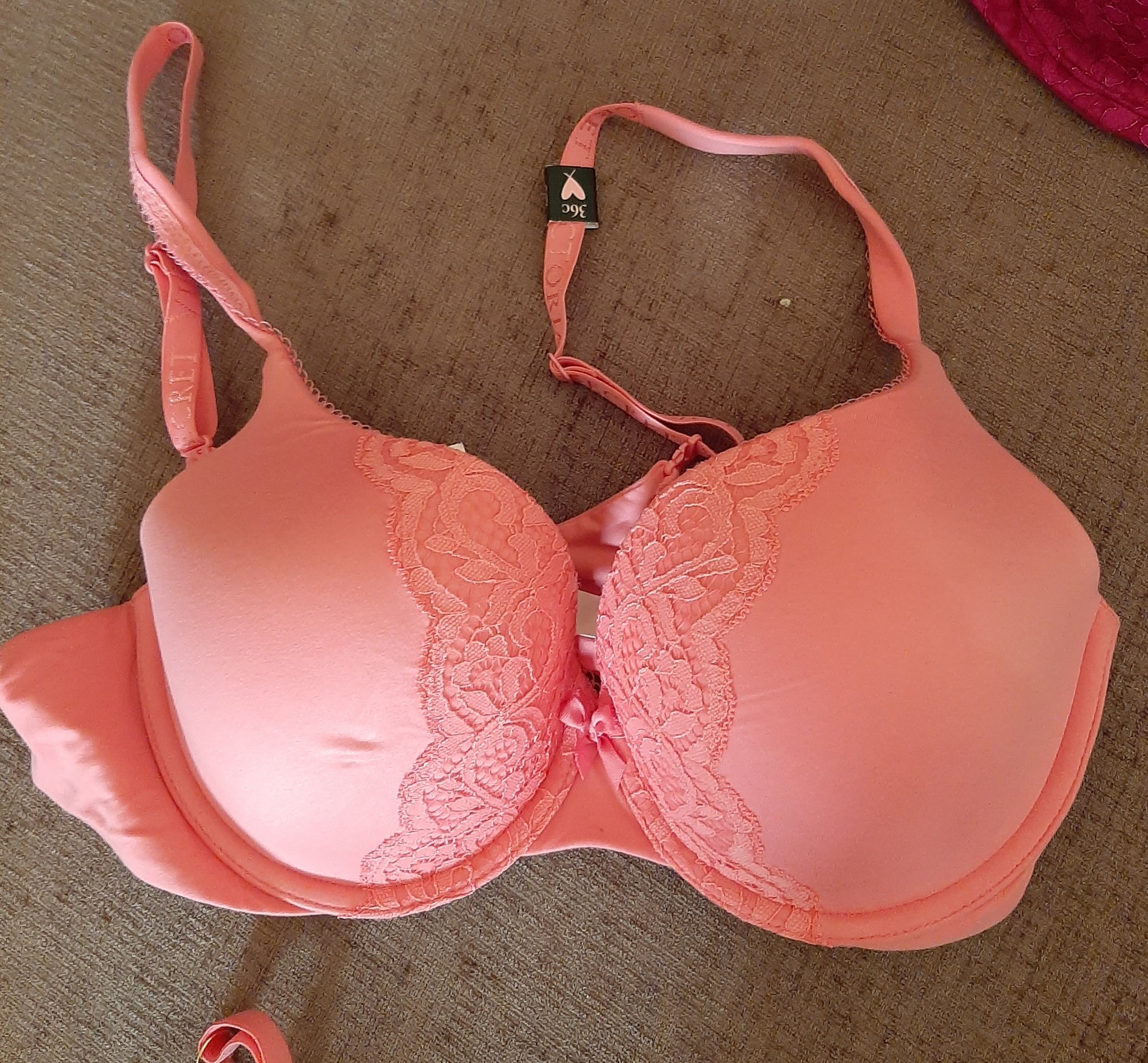 Waringa Matindi on X: Pretty, fitting, sexy and durable Victoria Secrets  bras. 1-2 Pieces, each is UGX 185k 3+pieces , each is UGX 150k Available  sizes; 32DDD, 34D, 34DDD, 36C, 36D, 36DDD