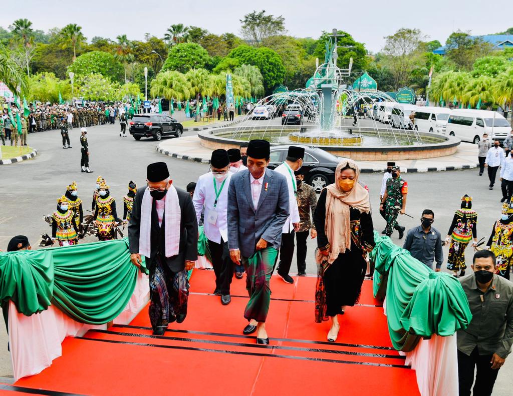 jokowi's tweet photo. Tiba di lokasi Pengukuhan Pengurus Besar Nahdlatul Ulama Masa Khidmat 2022-2027 dan Harlah Ke-96 NU di Balikpapan siang ini, disambut Bapak Kiai Ma'ruf Amin dan Ibu Puan Maharani. 

Di arena acara saya juga bertemu Bapak Jusuf Kalla dan Rais Aam NU, Bapak Kiai Miftachul Akhyar. https://t.co/SHqN2uwNEw
