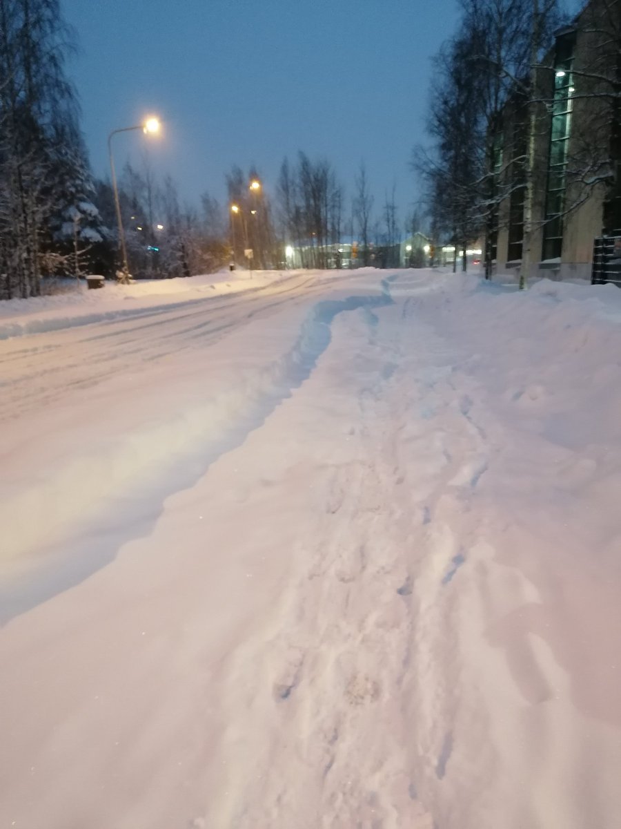 Tänä aamuna #joukkoliikenne ja #esteettömätmatkaketjut ei oikein toteudu, kun jo pelkästään pysäkille pääsy vaatii aikamoista lumessa tarpomista. #activemobility