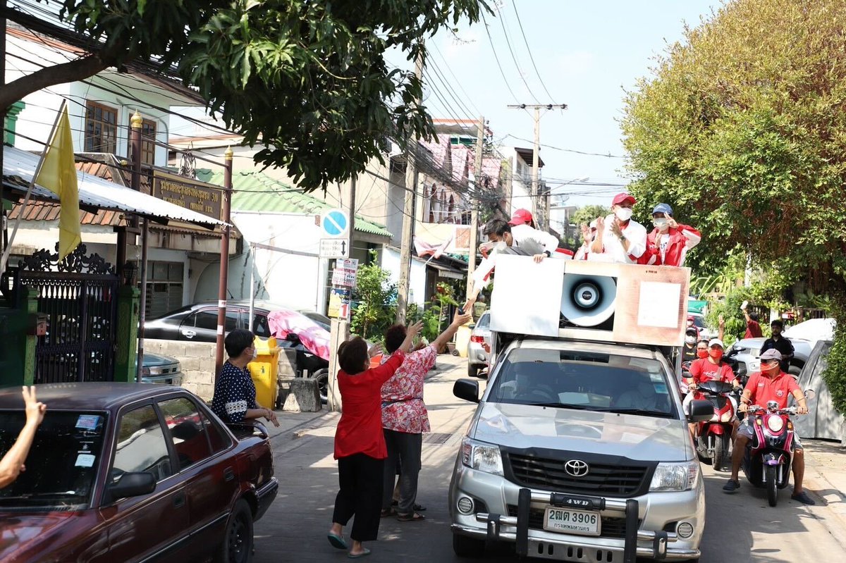 PheuThaiParty's tweet photo. #สุรชาติเทียนทอง เดินสายขอบคุณชาวหลักสี่-จตุจักร หลังชนะขาด #เลือกตั้งซ่อม กทม .เขต 9 ถล่มทลาย ยันเดินหน้าทำหน้าที่ฝ่ายค้านเข้มแข็ง ทำการเมืองสร้างสรรค์ ไม่อคติ จะเป็นกระจกสะท้อนความคิดเห็นประชาชนถึงรัฐบาล ปรับปรุงแก้ไข ฟังเสียงประชาชนมากขึ้น #เลือกตั้งซ่อมหลักสี่ #เพื่อไทย https://t.co/G4qAorUKkq