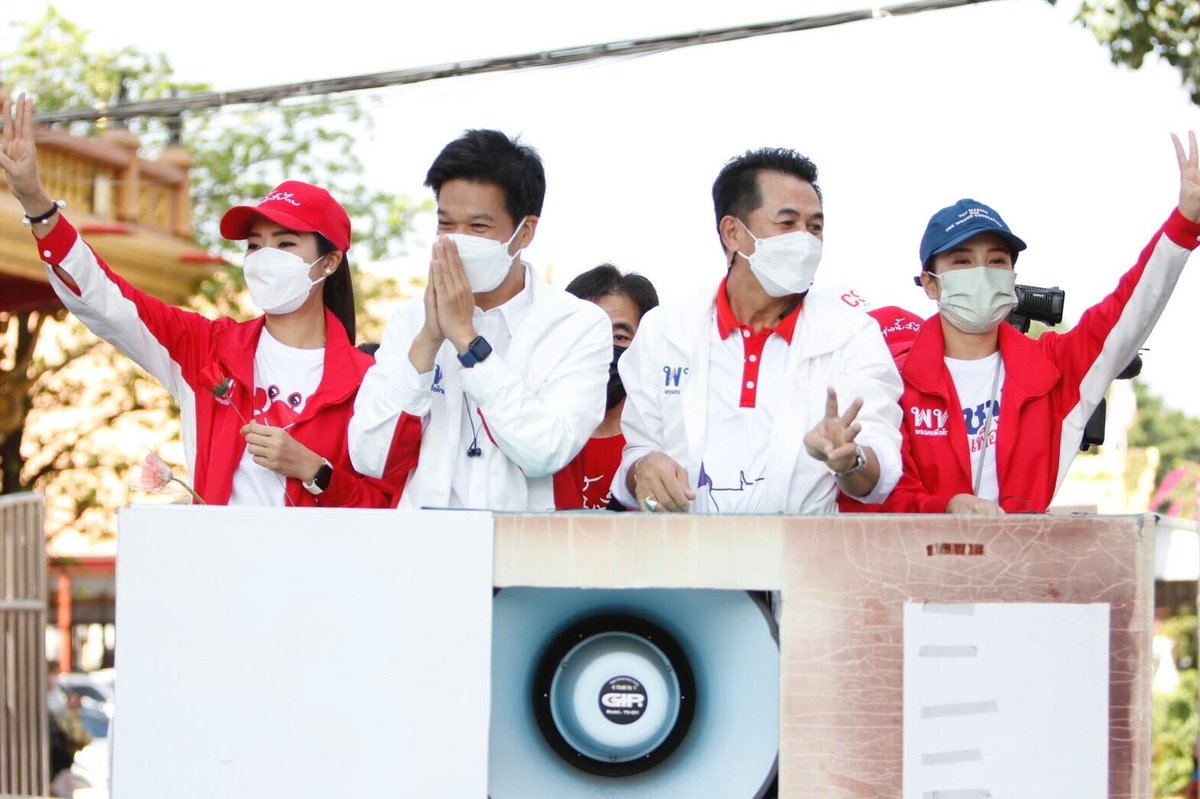 PheuThaiParty's tweet photo. #สุรชาติเทียนทอง เดินสายขอบคุณชาวหลักสี่-จตุจักร หลังชนะขาด #เลือกตั้งซ่อม กทม .เขต 9 ถล่มทลาย ยันเดินหน้าทำหน้าที่ฝ่ายค้านเข้มแข็ง ทำการเมืองสร้างสรรค์ ไม่อคติ จะเป็นกระจกสะท้อนความคิดเห็นประชาชนถึงรัฐบาล ปรับปรุงแก้ไข ฟังเสียงประชาชนมากขึ้น #เลือกตั้งซ่อมหลักสี่ #เพื่อไทย https://t.co/G4qAorUKkq