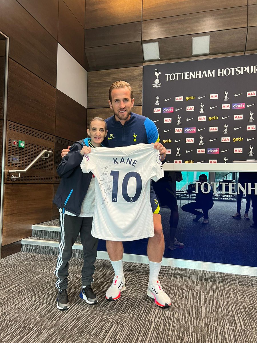 My sister lost her 10 month battle with cancer yesterday. She fought until the end. Thank you @SpursOfficial and more importantly @HKane for making this day happen, she was so happy. Would be great if she could get a minutes applause in the 39th min on Saturday from the faithful.