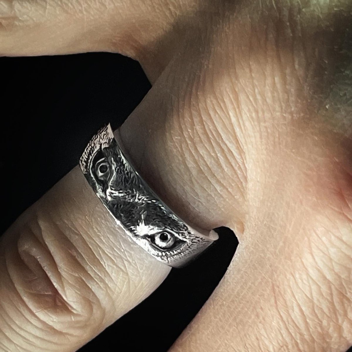 ginzo_silver's tweet photo. 【プレゼント企画】

WOLF EYES RING

群れの中で生きる目を持つ
群れのリーダーとしての目を持つ
というメッセージのこもったリングをプレゼント。

必ず写真3、4枚目をご覧になりご応募下さい。

こちらから当選のDMは送りません。
当選のDMが一方的に来たらなりすましを疑って下さい。 https://t.co/pIjdOt1fZW