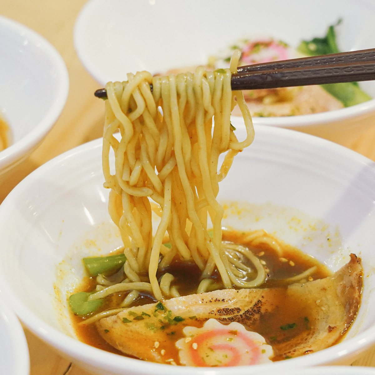 EatguideTh's tweet photo. น้องมั้งจะพาไปกินราเมน 25 บาท! ทุกเมนูของเขาคือเข้มข้นมาก ไม่ว่าจะราคาขนาดไหนก็ดูรู้เลยว่าใส่ใจทุกชาม เส้นนุ่มเหมือนกันหมด เสิร์ฟแบบร้อนๆ และที่สำคัญสั่งได้ไวมากไม่ต้องรอนาน
📍 : ราเมนนะ Center One อนุสาวรีย์ชัยสมรภูมิ
@aroii #อร่อยไปแดก #อร่อยบอกต่อ https://t.co/KzCrdkycDX