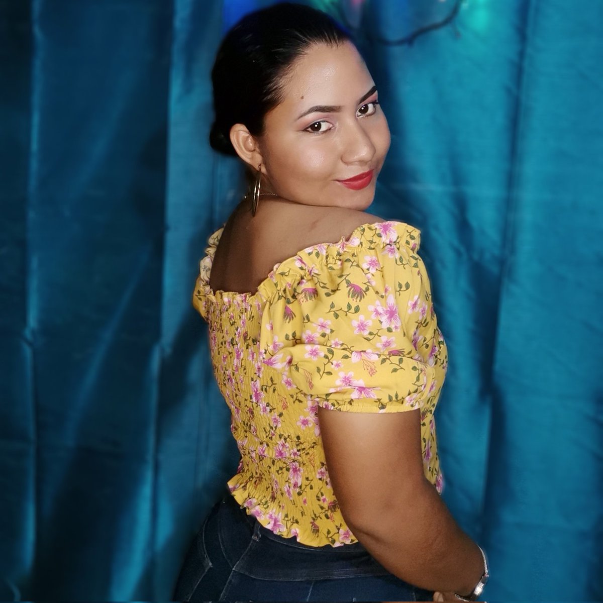 RaquelArias1112's tweet photo. Si mami💛✨
#NuevaFotoDePerfil https://t.co/g72dYREu3w