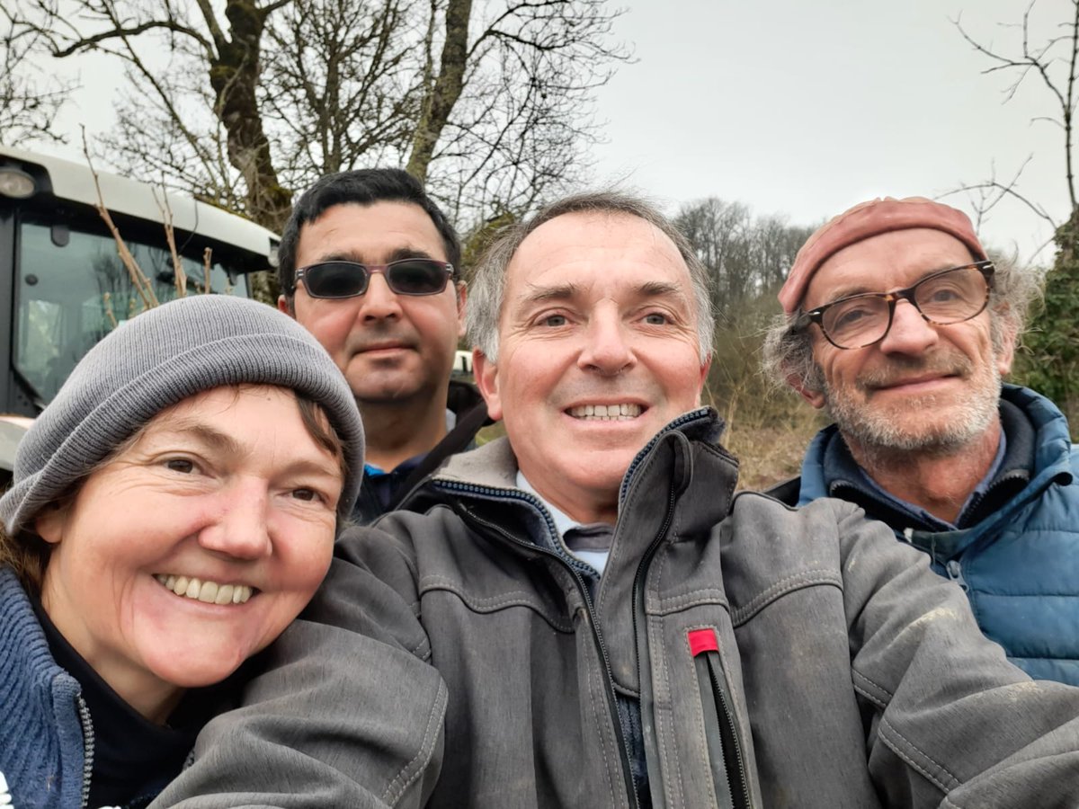Du nouveau dans notre Phytofilière Phyt's 🌿🌰🌱
Notre équipe "Phytofilière" a planté la semaine dernière 8 hectares de noisetiers, en seulement 2 jours sur nos terres basées dans le Lot (46) à côté de notre siège Phyt's - Laboratoires Jerodia. 😍 #bio #agriculture #cleanbeauty