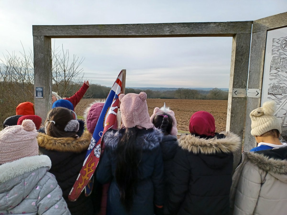 MissSpurling's tweet photo. On Friday the children in #Year4 spent the day at Bosworth Battlefield and had a fabulous time learning about the Wars of the Roses and the Battle of Bosworth. #History #BringingLearningAlive @BosworthLCC @SpinneyHill_Sch https://t.co/0dOQZYHfli