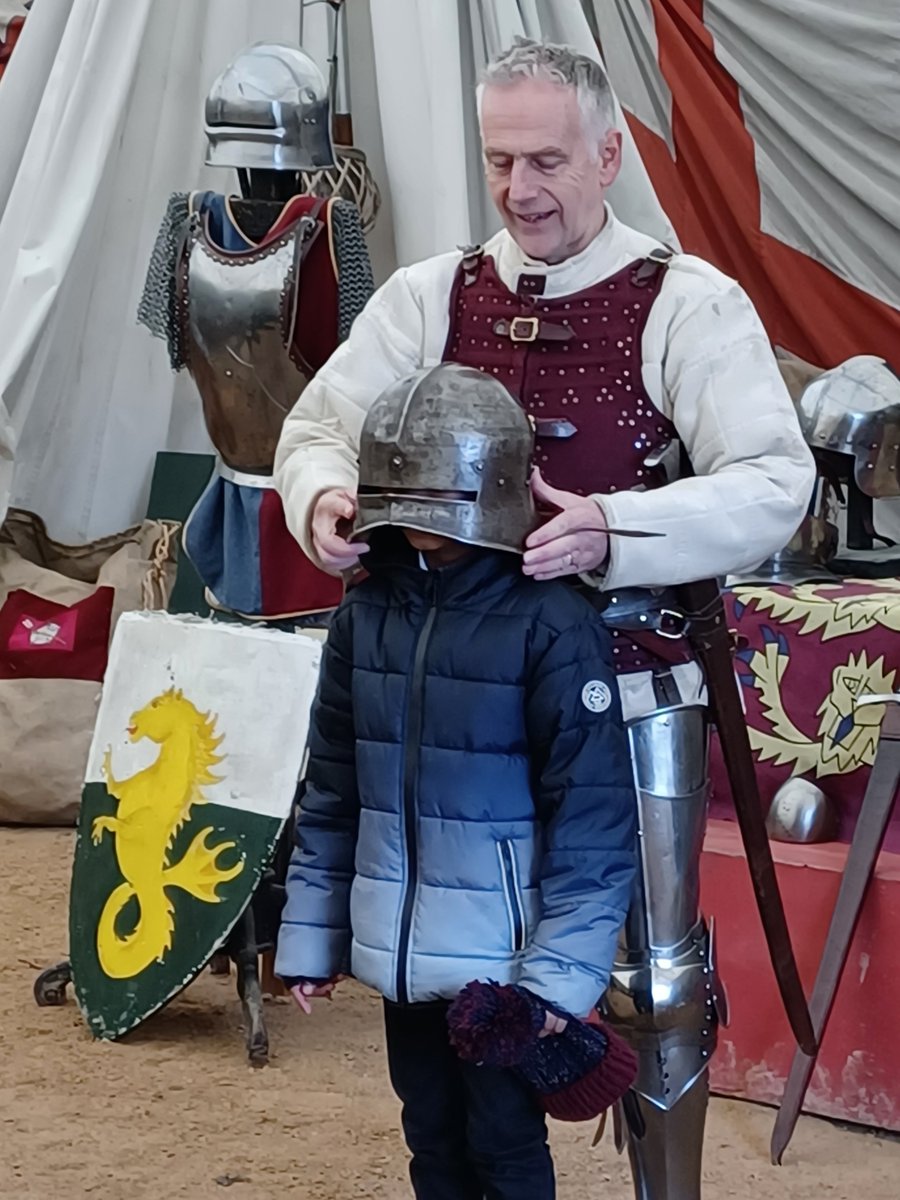 MissSpurling's tweet photo. On Friday the children in #Year4 spent the day at Bosworth Battlefield and had a fabulous time learning about the Wars of the Roses and the Battle of Bosworth. #History #BringingLearningAlive @BosworthLCC @SpinneyHill_Sch https://t.co/0dOQZYHfli