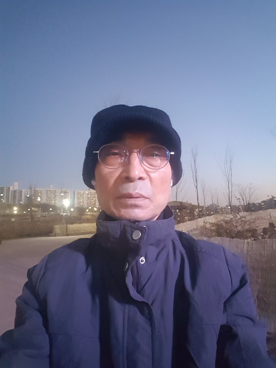 namblue's tweet photo. 설날 하루전날, 그동안 못 뵈였던 부모 친척을 향해 많은사람이 귀경하는날~ 아침 일찍 안양천를 향해 발걸음을 돌려 봅니다. 코로나로 위축되여진 현실속에 새벽 까치의 울음소리가 정적을 깨우네요~ 🎶까치 까치 설날은 어저께고요 우리우리 설날은 오늘이래요~🎵 #안양천 https://t.co/5kGGMZe0h0