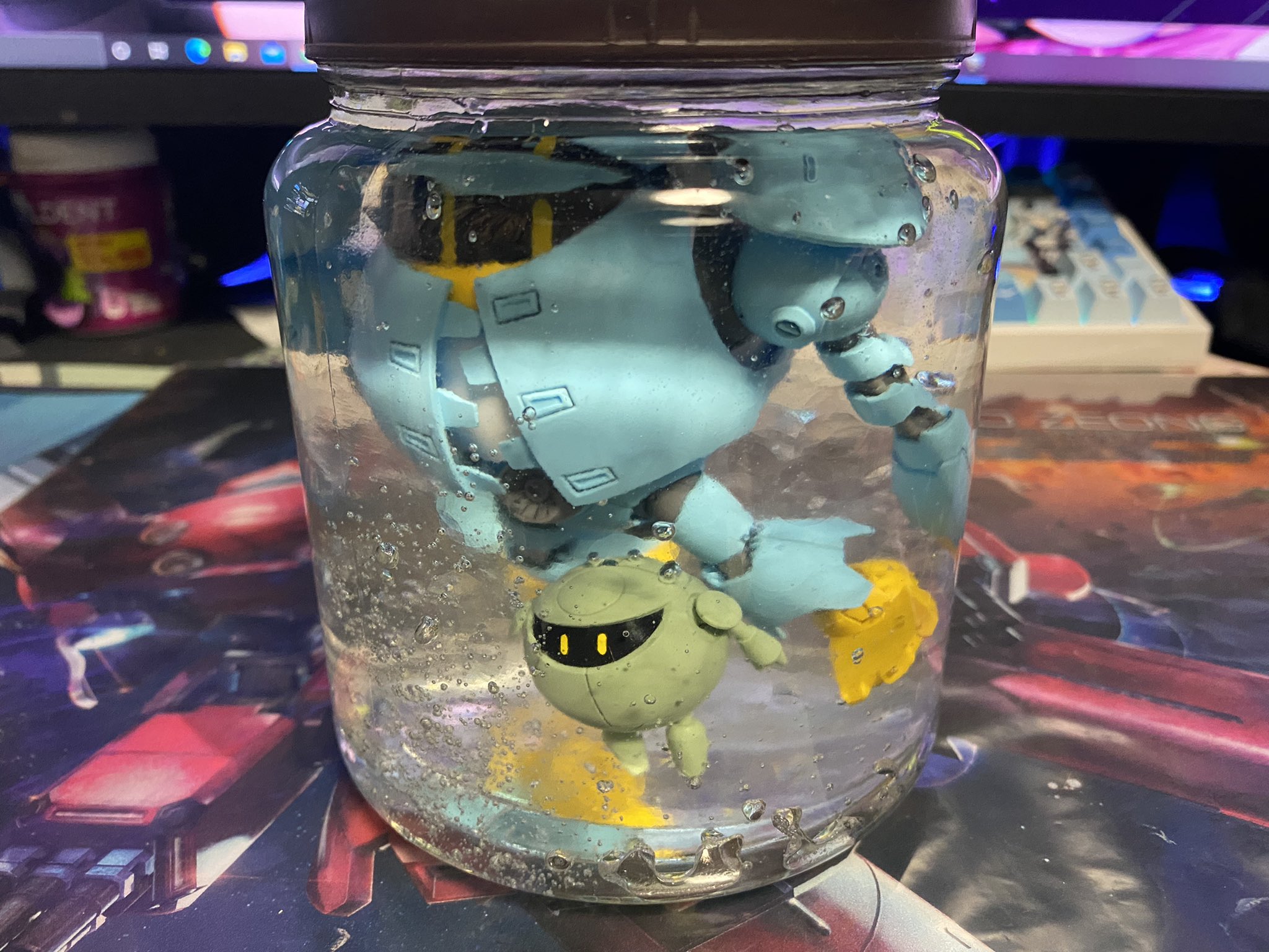 ろあ 前々から消臭ビーズを使ったお手軽水中ジオラマ試してみたくて材料買ったのはいいけど入れたいもの考えてなくて積みプラに丁度モモカプルがいたから試して見た 無色透明のビーズ買ってきちゃったから色味なくて物足りない感じになっちゃったけど 次