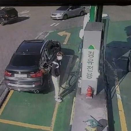 현재 지인 동생분 차량 도난 사건 났습니다

서서울 톨게이트 지났다고 한시간전인데
수도권에 돌아다닐테니 보이시면 꼭 신고 부탁드립니다.