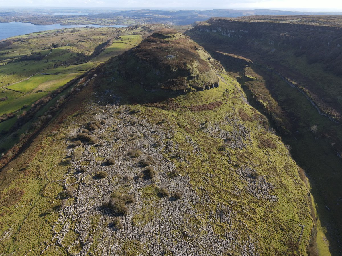 Calendar Monuments- January 2022
As we anticipate #brighterdaysahead, we showcase hidden archaeology at the eastern edge of the Bricklieve Mts in #Sligo. The circular rings on the limestone terrace represents the foundations of some 150 prehistoric huts ➡️bit.ly/3IOFgoN