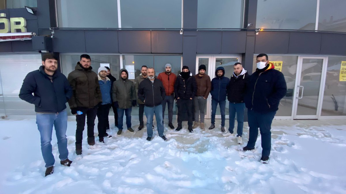 scottycalisan's tweet photo. Ankara’dan İstanbul’a her yerde kontak kapıyoruz!

@ScottyTurkiye İstanbul’da Genel Merkez, Papirüs Plaza önünde 13.00’de gerçekleştireceğimiz eylemi kesmek için üzerimizde baskı oluşturmaya çalışıyor. Biz erkenden Genel Merkez önüne geçiyoruz, halkımıza #KargocuylaDiren diyoruz! https://t.co/ttusDkuAYv