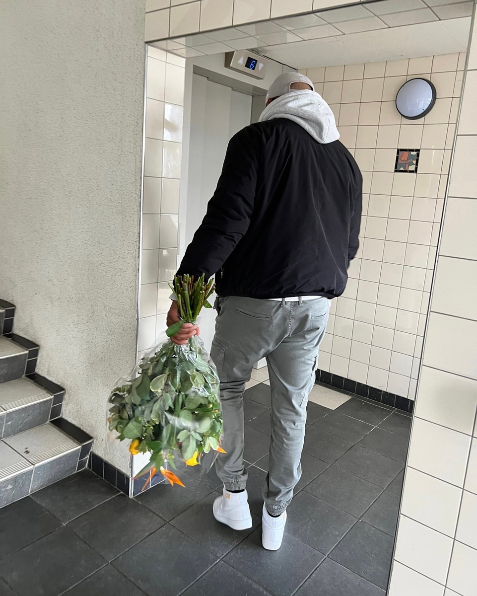 Dwighttalks's tweet photo. Mijn vader zij..”je ziet er weer gezond uit”
En mijn moeder aaide over mijn buik toen ik ze gister een bezoekje bracht.
-
Het is namelijk nog maar net 6 weken dat ik weer thuis ben en het beeld wat ze nog van mij hebben is een zoon die veel was afgevallen.

12 kg afgevallen i https://t.co/qT7mCx2pKr