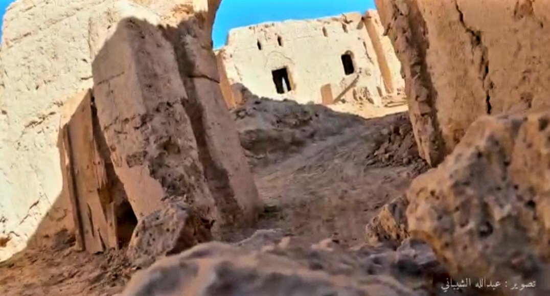 أسئلة حيرتني ؛ وإلى الآن نخوض ونقلب صفحات التاريخ في البحث عن أجوبة لها  : 
#سوق_أدم_الجاهلي رغم أنه  " موسمي " 
- أين يقام بالتحديد ؟ [ هل داخل أسوار حارة بني شيبان أم خارجها ؟ 
- من يشرف عليه ؟
- في أي شهر يقام ؟ 
- ما الساحات التي تقام فيه ؟