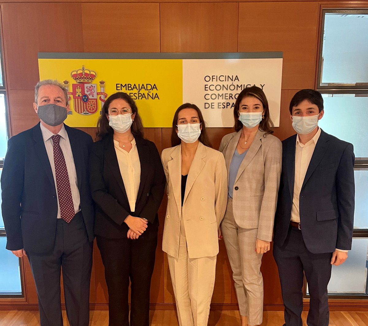 ICEXSingapur's tweet photo. Damos la bienvenida a la nueva promoción de becarios en la oficina de Singapur. Durante este año darán apoyo a las empresas españolas con interés en el mercado singapurense ¡Les deseamos lo mejor! https://t.co/NfqJsacWXg