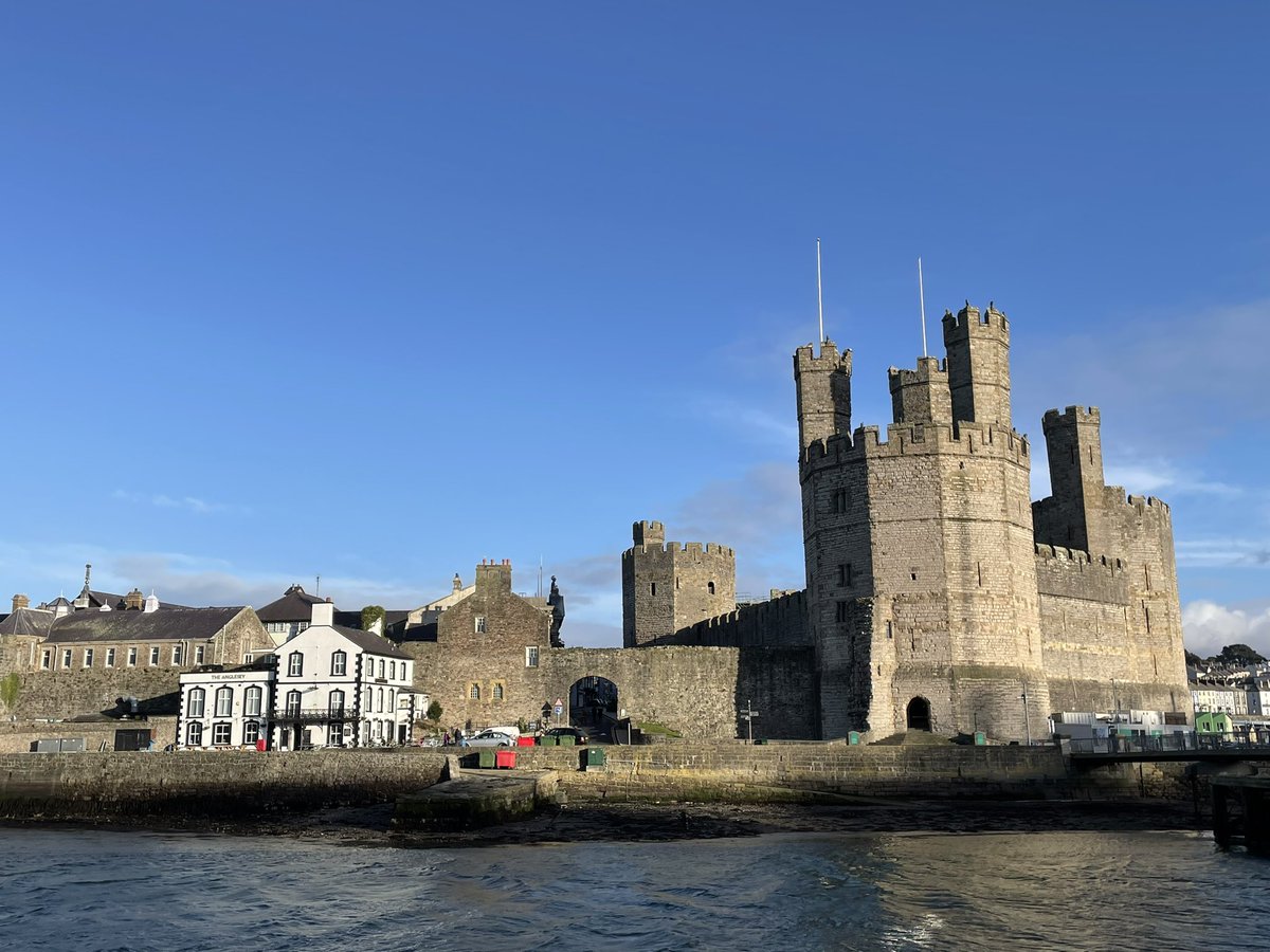 Still very blowy out there, stay safe everyone!
#CaernarfonCastle #AngleseyArms #MondayMotivation #mondaythoughts