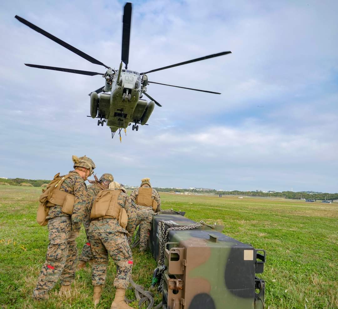 TheDeadDistrict's tweet image. Okinawa - Soldiers from Delta 1-1 ADA and #USMC HMH-466 CH-53E for the 1st time transported via sling load the #Patriot #interceptors. The capability to rapidly move interceptors to remote locations is critical to projecting Integrated Air and Missile Defenses across the Pacific