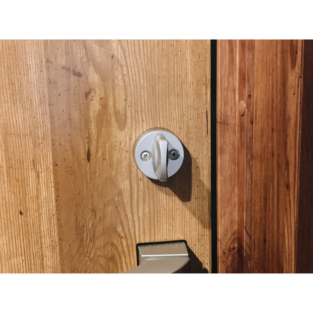 smartlockpro's tweet photo. 民泊・コワーキングスペースの強い味方
リモートロック8jを設置しました。

適合錠前なら扉に穴あけしなくても付けられるので、原状回復の心配がありません。
鍵穴を残せるので電池が切れても安心。

空間を自動化してコストを削減しましょう！ https://t.co/j3BkJkB0UK