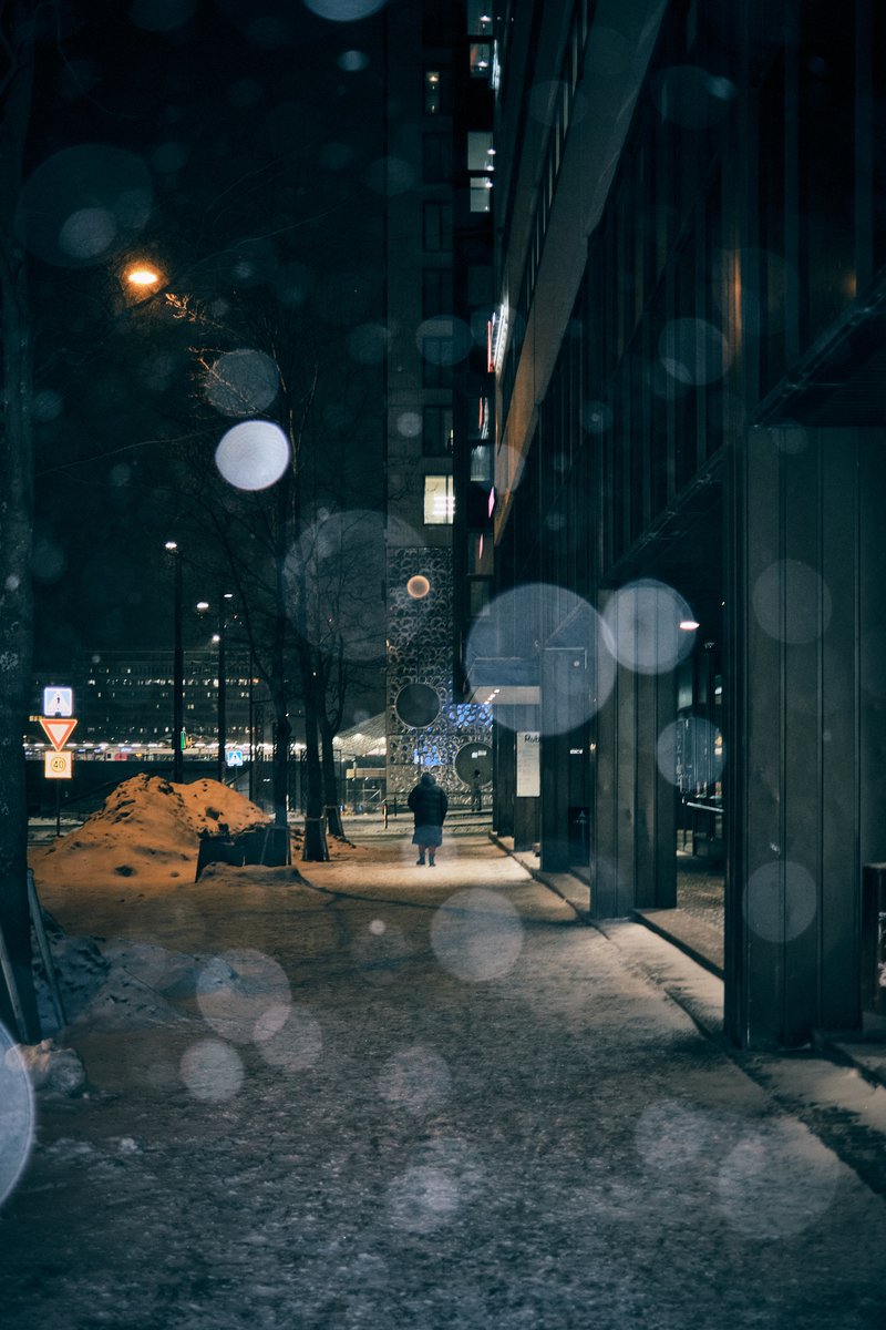 Helsinki, January 2022.
Shot on Fujifilm X100V.

#fujifilm #nightphotography #streetphotography #cinematic https://t.co/EoB72l118u