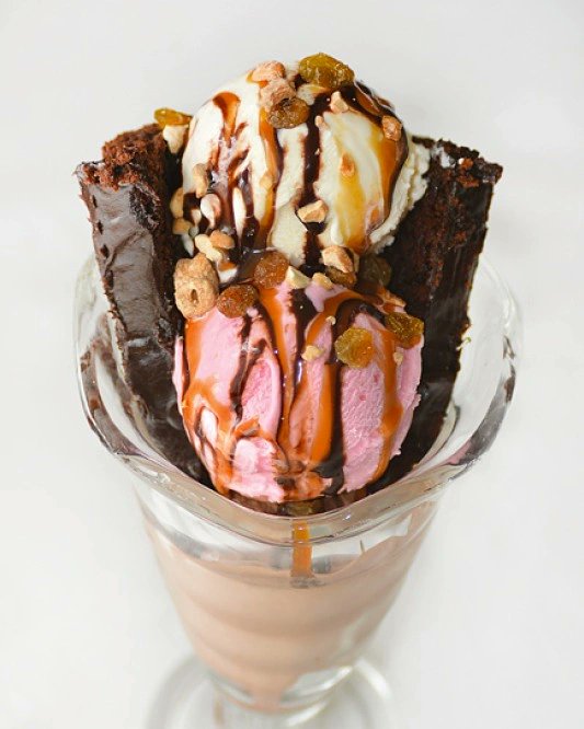 Cjs_254's tweet photo. For those with a sweet tooth we have 3 scoops of your choice of premium ice cream, topped with chocolate sauce, caramel sauce, nuts, raisins. Served with warm freshly baked chocolate brownieπ
#ChocolateBrownieSundae
#CJsDesserts https://t.co/atWiI2tQ7I