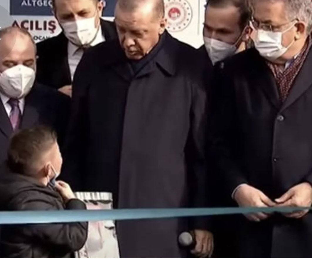 5353Esra's tweet photo. Çünkü ülkemiz refah içinde hiç bir sorununuz yok herkes güllük gülistanlık huzurumuz ekonomimiz 10 numara... Tabiki bu tarz konuşmalar olacak ... (gerçekten çok yazık ) https://t.co/OmWshgzQ8C
