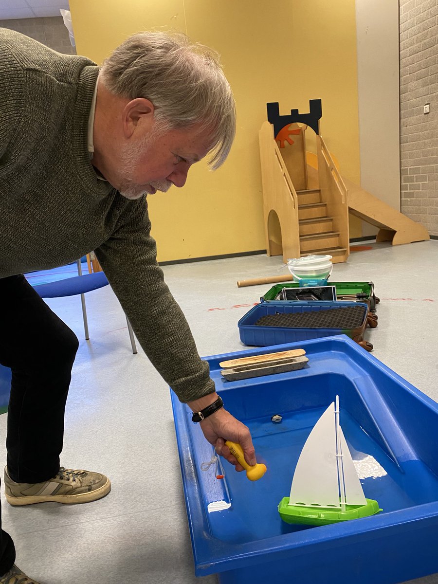AnjavanderEems's tweet photo. #techniek in groep 1 en 2 ⁦@kinderkoepel⁩ #drijven en #zinken met verschillende bootjes ⁦@museumsneek⁩ https://t.co/B1iPoC2H7f