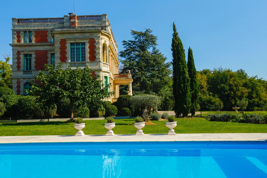 SifexChateaux's tweet photo. Splendid 19thC #Chateau #forsale in #Italianate style of #Palladio. Elegance with remarkable #architecture incl. #loggias & #balustrades. Surrounded by #vineyards in tranquil setting yet within 15 mins of #Bordeaux international airport #Unique! €2850000 https://t.co/rdhgWnr3Tp https://t.co/ttKYt90ep0