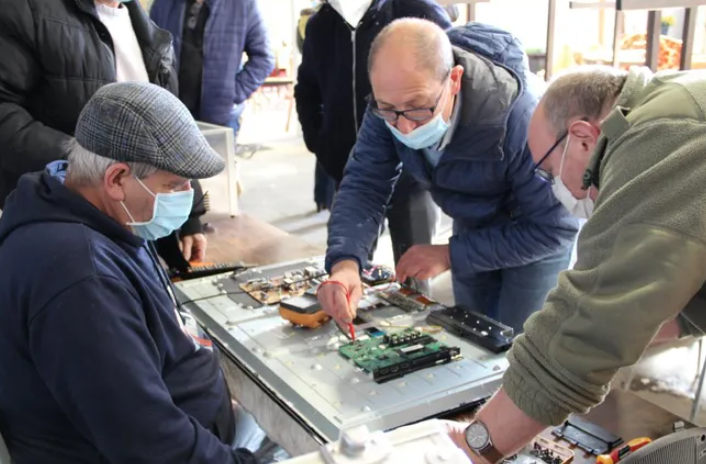 montagnethiers's tweet photo. Un Repair Café à #Thiers (#PuydeDôme) ? Après un premier atelier concluant, des bricoleurs bénévoles sont recherchés

https://t.co/opcUDDNtU4 https://t.co/c8AczGipS4