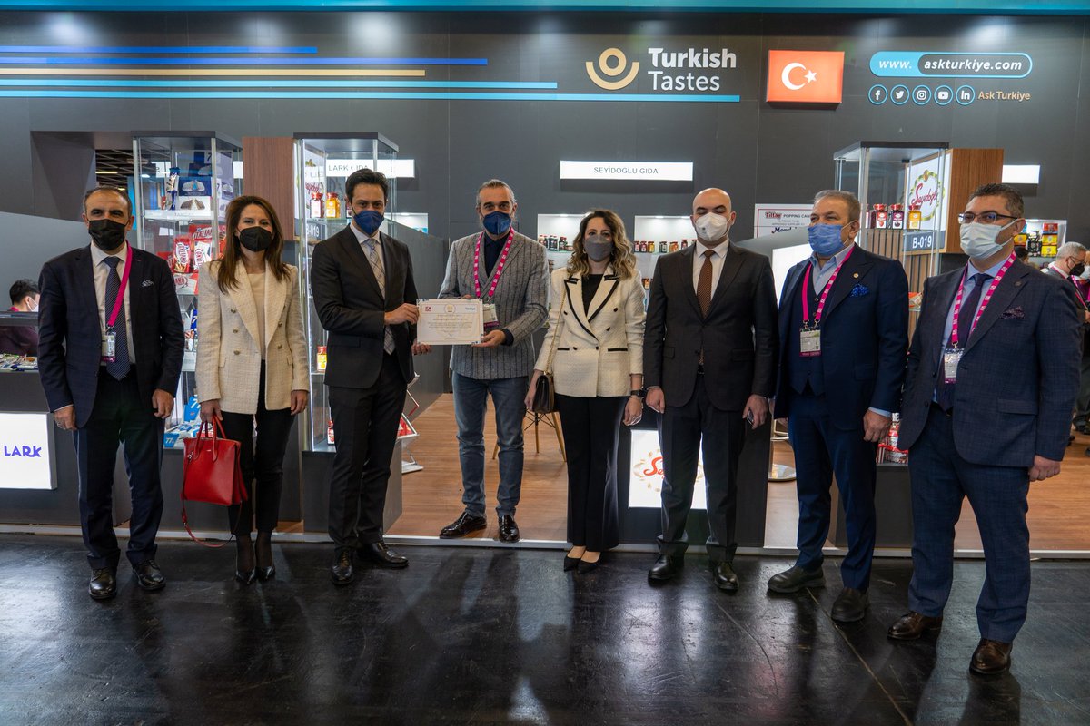 isthububat's tweet photo. Başkonsolosumuz Turhan Kaya  Düsseldorf BK Ticaret Ataşelerimiz Anıl Gürtuna Kaya, İrem Ekmekci Konuk ve İHBİR Yönetim Kurulu Başkanımız  Haluk Okutur Türk firmalarımızı ziyaret ederek sertifika takdim ettiler.
🇹🇷🇹🇷🇹🇷 https://t.co/8Z7Nt39qUA