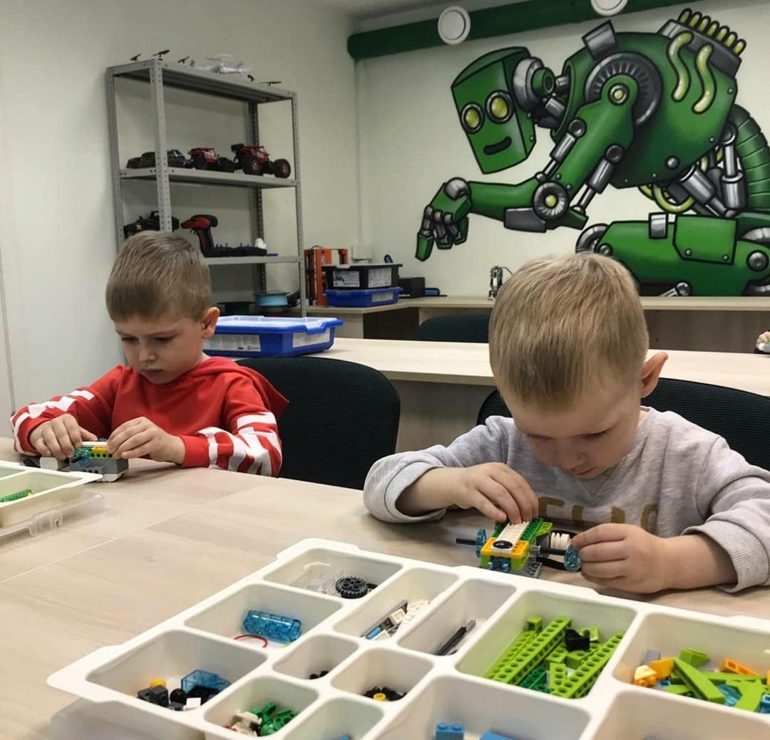 Студентка 4 курса специальности "Дошкольное образование"  Гуманитарного колледжа Виолетта  Зеленькая  является руководителем  Школы робототехники "HI,ROBO!"
Увлечение  робототехникой  началась  после того, как она приняла участие в региональном чемпионате "Молодые профессионалы".