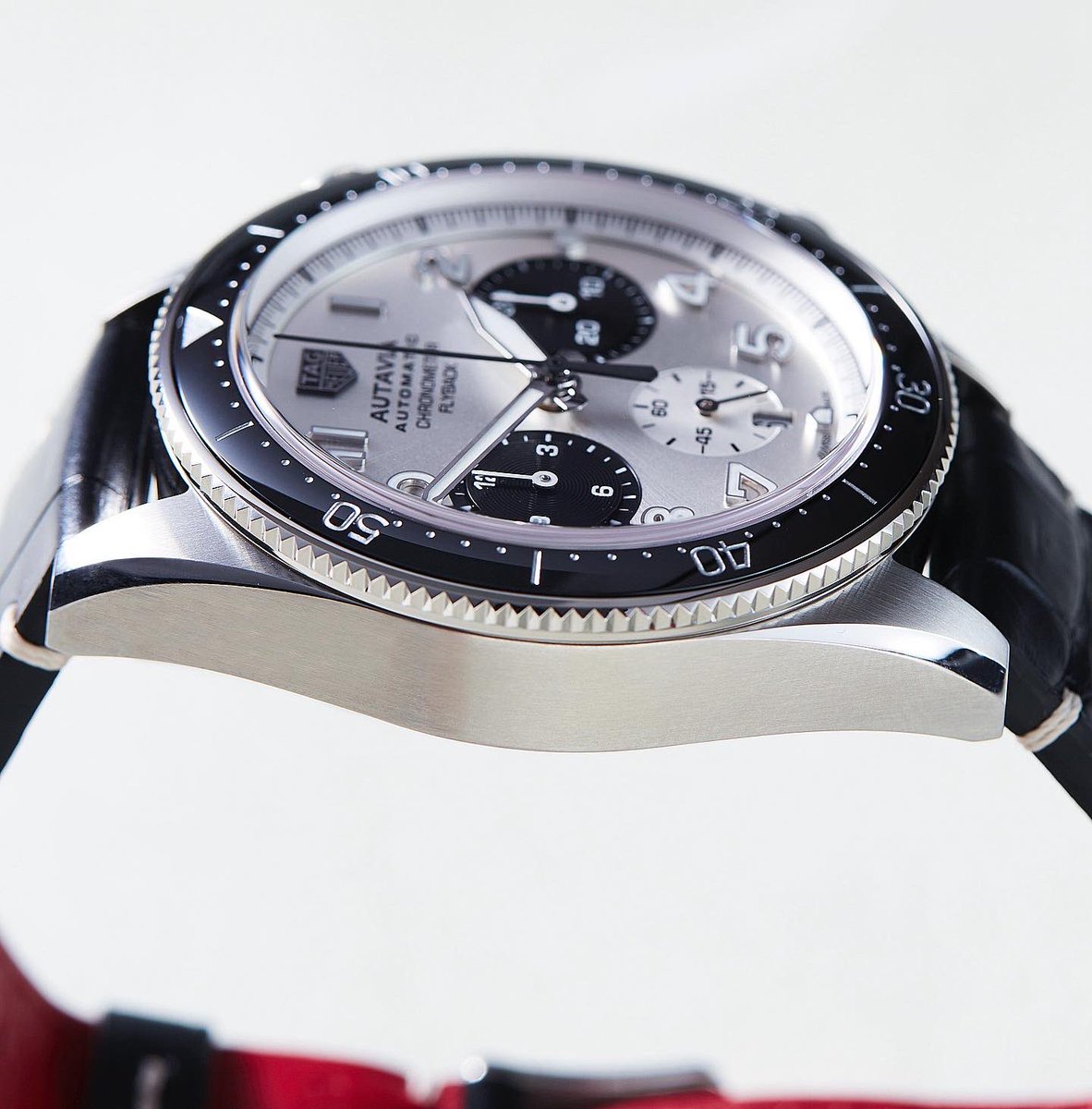 Calibre11's tweet photo. OK, on to the new Autavia. The best design element compared to the previous model? The case finishing. 😻 https://t.co/HdkzJjcAW0