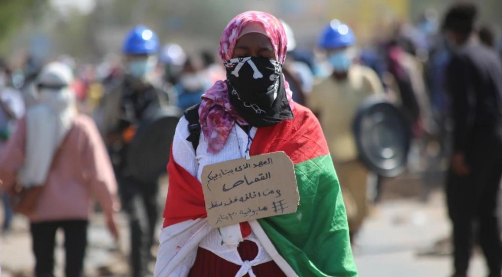 RT @AJEnglish: Sudanese security forces fire tear gas as protesters defy ban — in pictures https://t.co/jXJAG9TZF4 https://t.co/QUWBogxlaQ