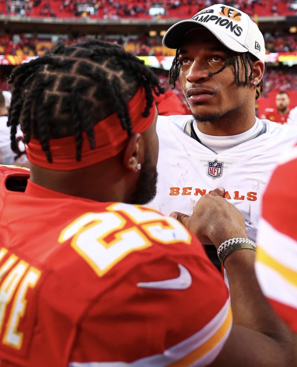 CincyHub's tweet photo. This has to be Photo of the Year. https://t.co/KC9WZEpjda