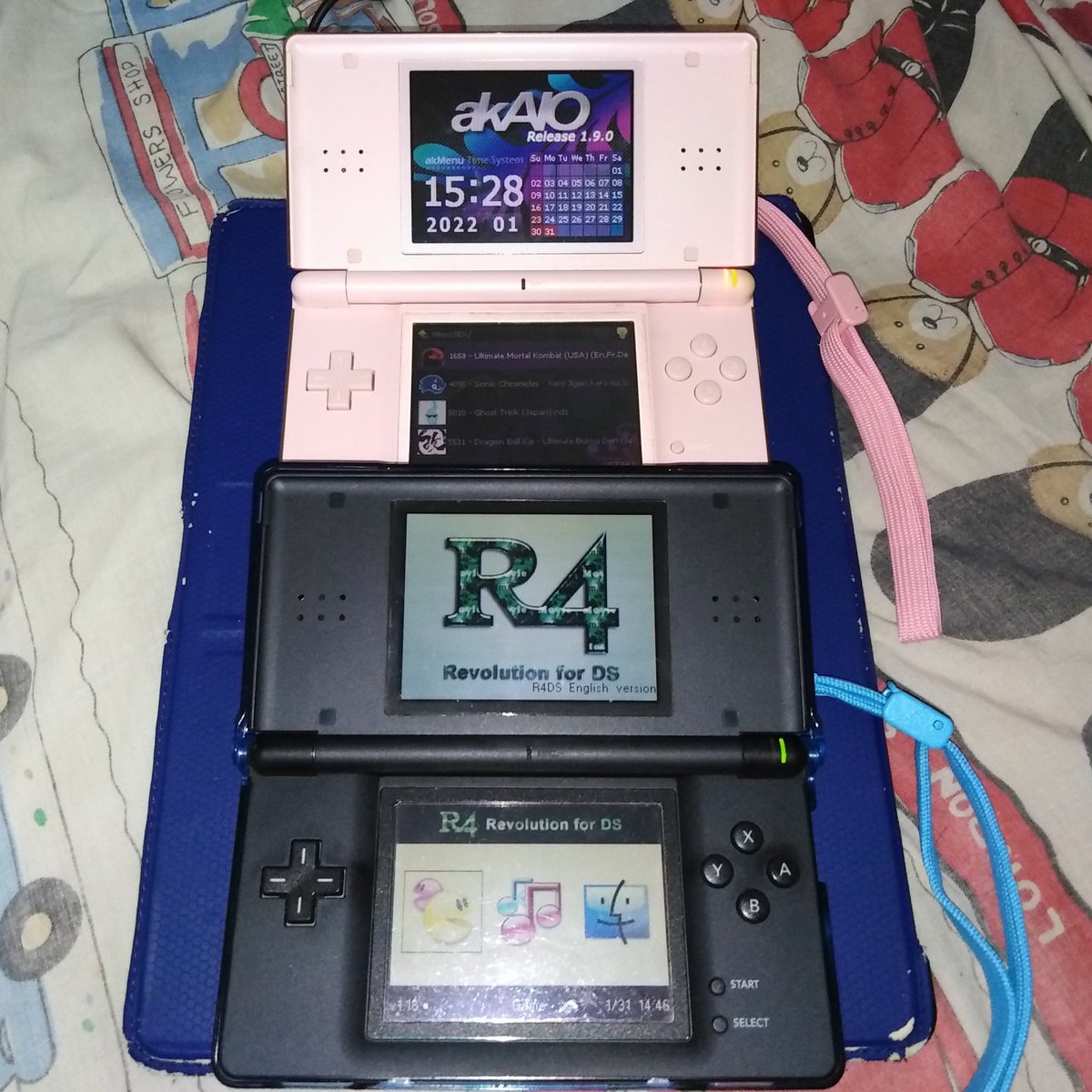 KaiMangaKnight's tweet photo. 最近、ジャンクピンクのNDSをゲット。まだ効きますよ。さっき、マルチプレイリンクを試しました。そして、今度ピンクNDSを直したり、綺麗にしたりする。黒のは平気よ。

#レトロゲーム #ゲーム #NDS #ニンテンドーDS #ニンテンドー #任天堂 #R4DS #Acekard #RetroGame #Game #NintendoDS #Nintendo https://t.co/O1iimOU0bt