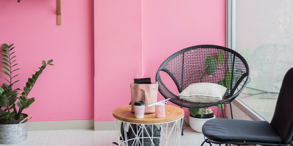 ¡A todo color! Atrévete a hacer ese cambio en tu hogar que taaaanto tiempo llevas esperando. ¿El salón de color rosa chillón? ¡Claró que sí, y con TITANLUX! 😉