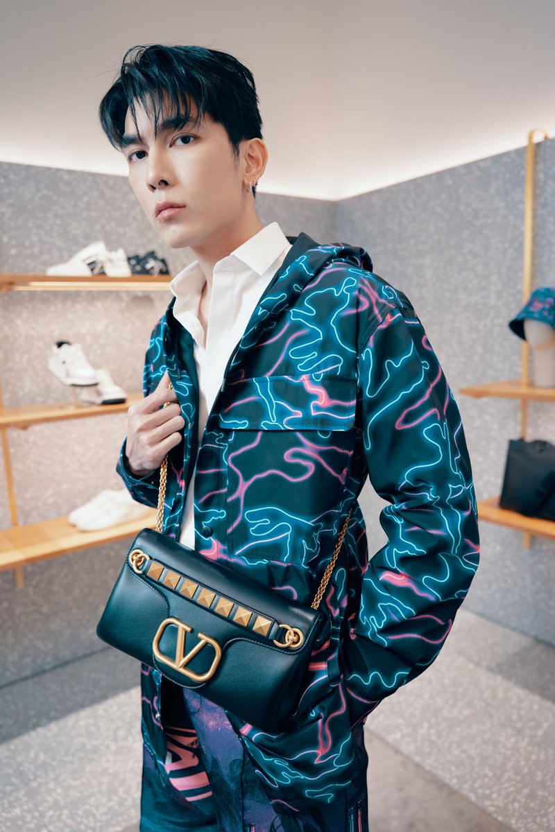 mintmag_th's tweet photo. ✊ก๊อกๆ! หนุ่ม 'มิว' พาชมไอเทมเด็ดในร้าน Valentino, The EmQuartier พร้อมชวนแฟนๆและเหล่าสายแฟฯมาอัพเดทเทรนด์แฟชั่นก่อนใครกับ Line Official Account ครั้งแรกในไทย💚

📱LINE:@valentinoth
🔗https://t.co/Y5D3lNsLvL

#MewSuppasit
@maisonvalentino 
#MaisonValentino #ValentinoTH
#MintNews https://t.co/vMhgyQVtZo