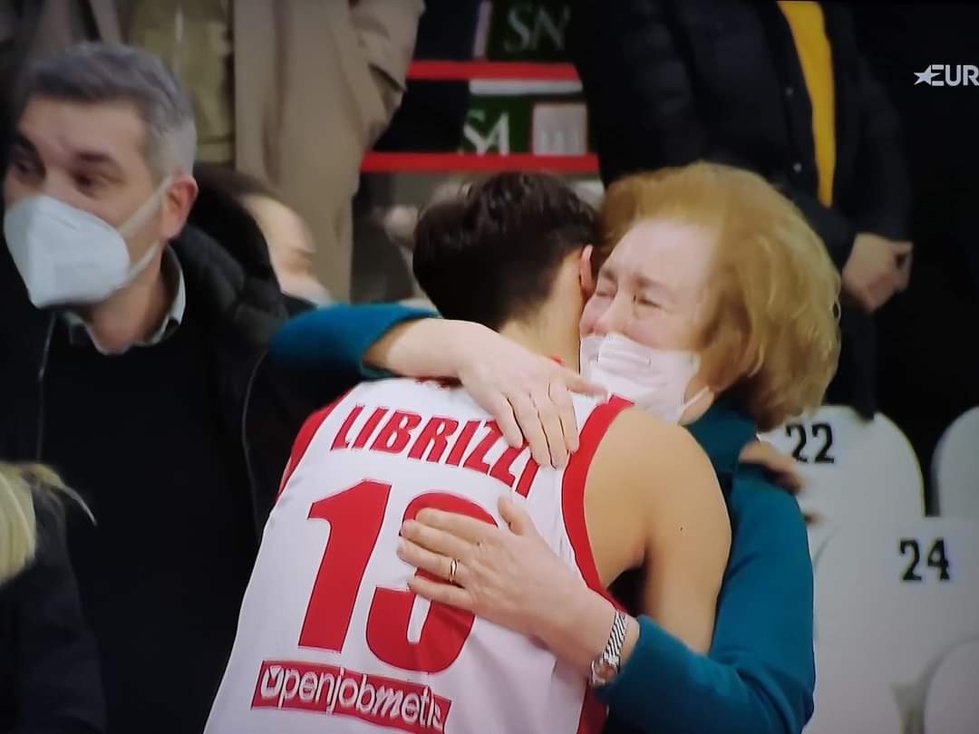 TgrRaiLombardia's tweet image. La foto dell'esordiente Matteo #librizzi che abbraccia la nonna dopo la vittoria della @PallVarese su @AquilaBasketTN è un'immagine che fa bene al cuore. @TgrRai