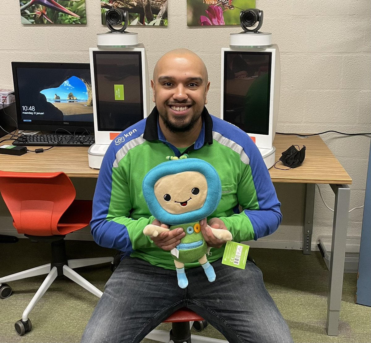 Kersverse KlasseContact monteur Gio kon meteen aan de slag bij een dubbele plaatsing in Helmond. 2 scholieren gaan daar gebruik maken van een <a href="/KPN/">KPN</a> Klasgenoot en zijn zo weer #zichtbaarterugindeklas @kpnmcf <a href="/deIJsselgroep/">IJsselgroep</a> @Onderwijsontw @netwerkZiezon