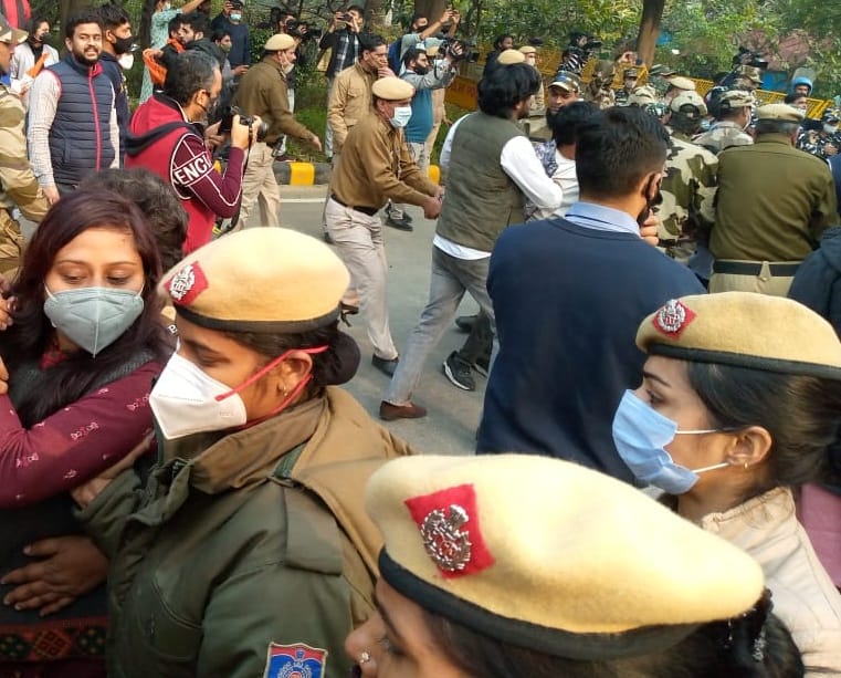iakashkumarabvp's tweet photo. अगर #JusticeForLavanya हेतु आवाज़ उठाना अपराध है तो यह अपराध अभाविप तब तक करेगी जब-तक लावण्या को न्याय नहीं मिल जाता। 

दिल्ली में तमिलनाडु भवन के बाहर राष्ट्रीय महामंत्री @nidhitripathi92 सहित प्रदर्शन कर रहे अन्य कार्यकर्ताओं को दिल्ली पुलिस द्वारा हिरासत में लेना निंदनीय है। https://t.co/7Dtf8ria49