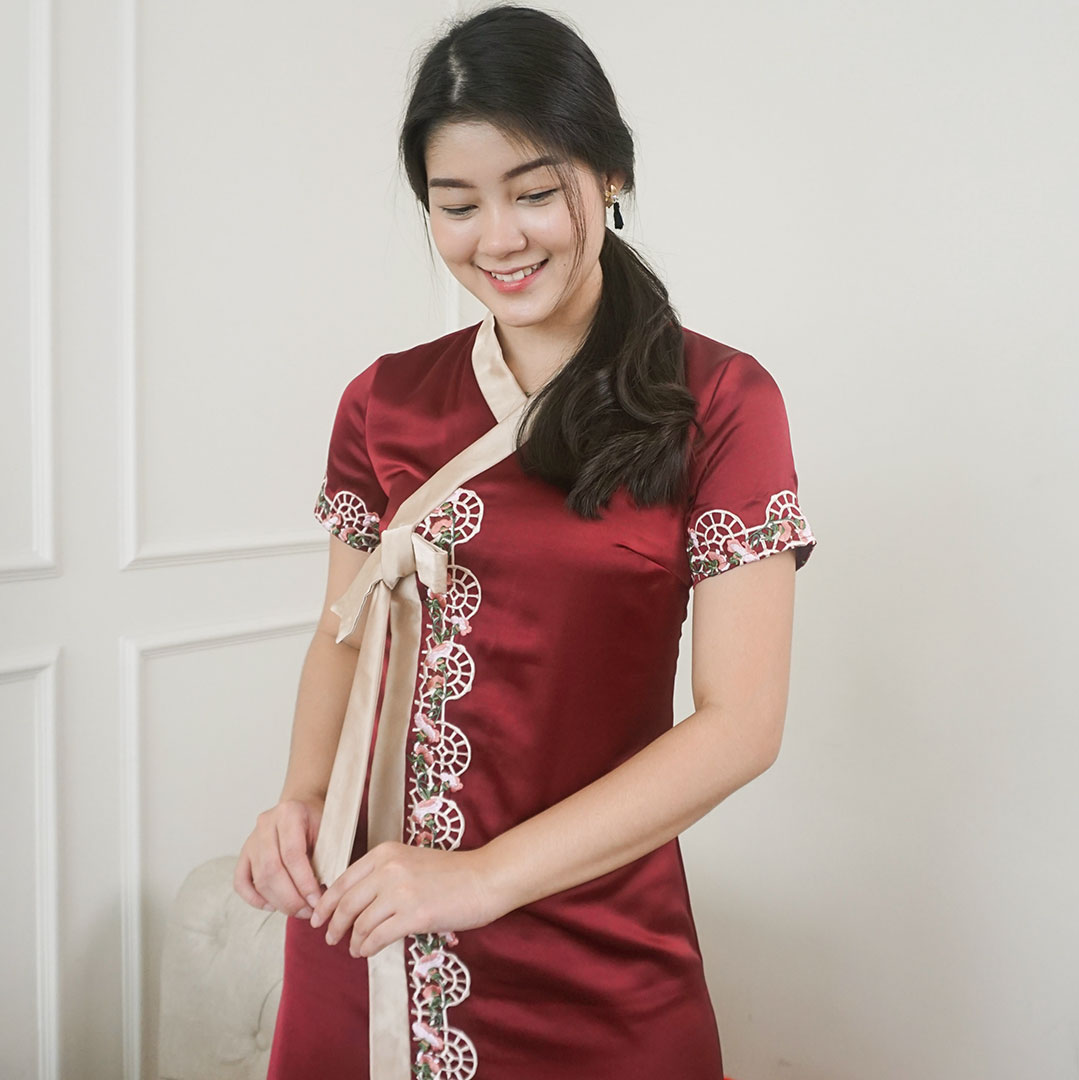 esye_official's tweet photo. #ESYE #CNY22 Collection >> "#Heirlooms" 🍊🍊

Style: #CeliaCheongsam in Red ❤️

Exuding grace and elegance, our satin cheongsam with gold trims and beautiful lace trims is a must have for the CNY holiday.

Available at https://t.co/hqw0X1B4jl. 

#RTW #OOTD #InspiringElegance https://t.co/30roKoBiYp