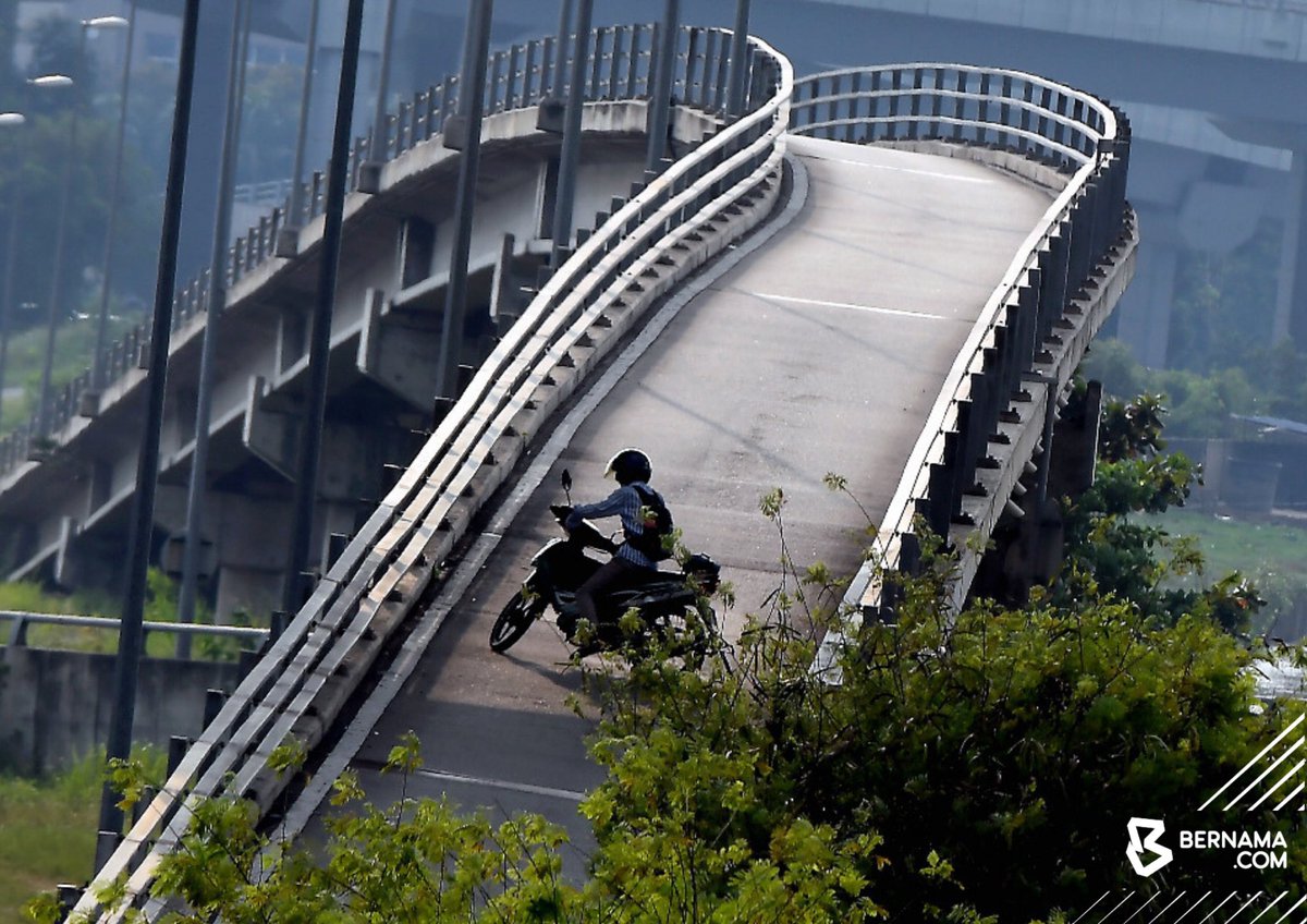 Seorang penunggang motosikal membuat pusingan U bagi mengelak dari sekatan jalan raya pada Op Bersepadu sempena Op Selamat 17 Tahun Baharu Cina 2022 di Tapak Tol Roboh Sg. Rasau, Lebuhraya Persekutuan menghala ke Kuala Lumpur hari ini.

📸 Mohd Asri Saifuddin Mamat/BERNAMA