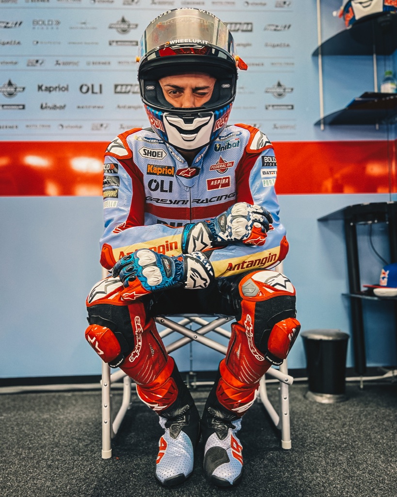 FabioDiggia49's tweet photo. Really hope that all the kids that watch us are inspired by our story. It took so much hours of hard work, discipline, patience, sacrifices to achieve the goal of our life, being one of the 24 best riders in the world racing in @MotoGP 
In the pic in ‘22 colors, gloves a part!😅 https://t.co/V5rQsmisHz