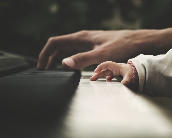 Lucifer_M669's tweet photo. He lifts @AngstyAngelRory into his lap, sitting at the piano. 

"Come here darling, daddy is going to show you how to play piano." He said to the toddler https://t.co/qHcb9099Nj